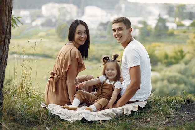 Família fofa jogando em um campo de outono