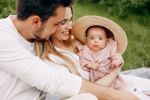 Família fofa jogando em um campo de verão