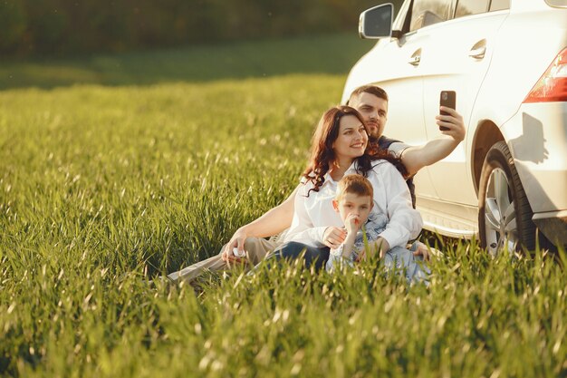 Família fofa jogando em um campo de verão