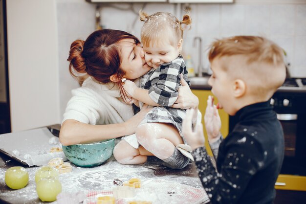 Família fofa preparar o breakfest em uma cozinha