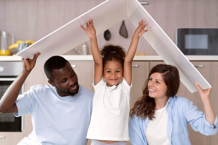 Foto grátis família fofa segurando um telhado acima da cabeça