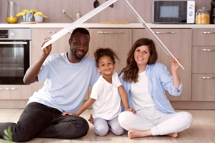 Foto grátis família fofa segurando um telhado acima da cabeça