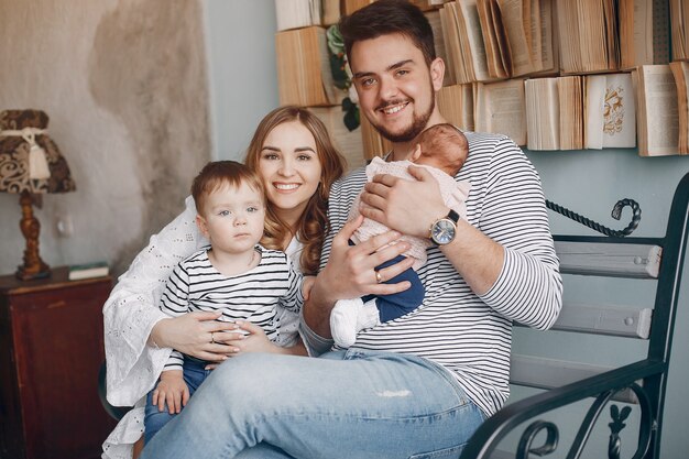 Familia fofa sentado em casa