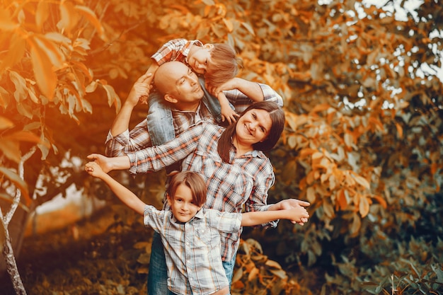 Família grande que joga em um parque do outono