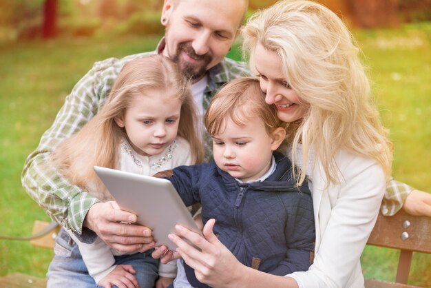 Família inteira aproveitando a Internet grátis