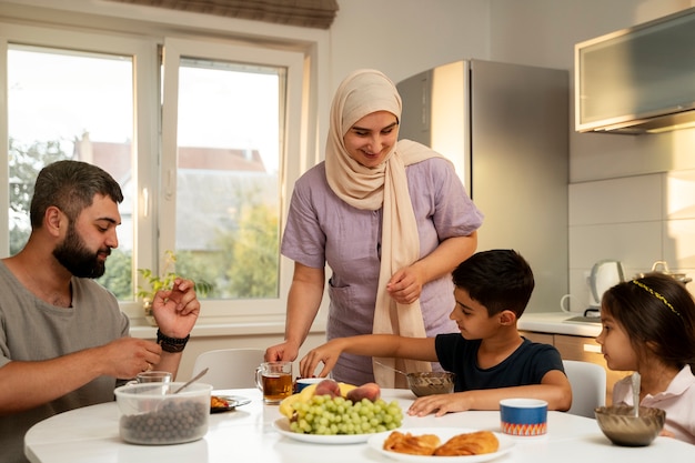 Família islâmica sorridente de tiro médio em casa