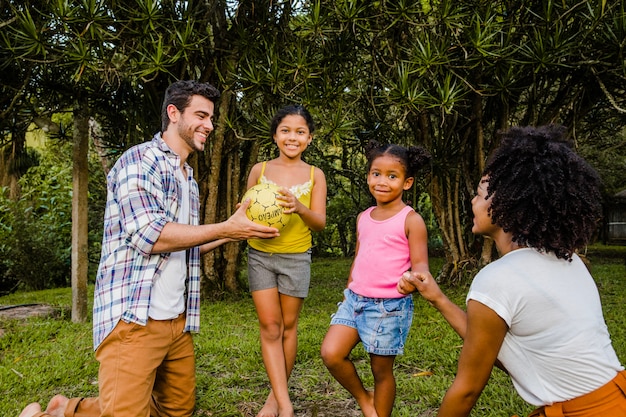 Família jogando bola juntos