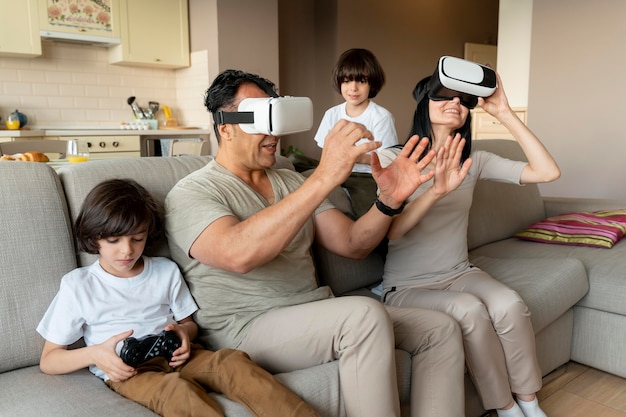 Família jogando um jogo de realidade virtual junta