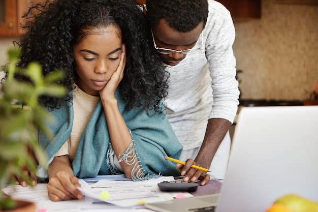 Família jovem africana lidando com questões financeiras