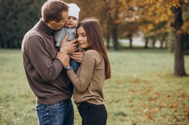 Família jovem com filho bebê no parque