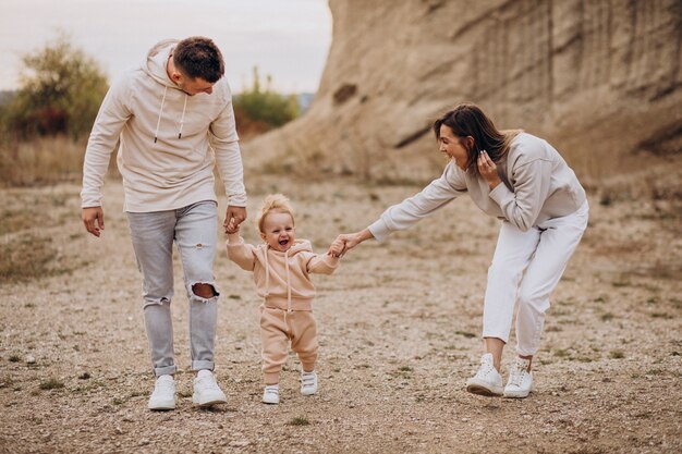 Família jovem com filho se divertindo juntos