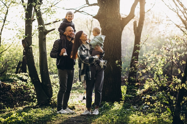 Família jovem com seus filhos se divertindo na floresta