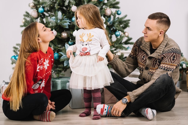 Família jovem comemorando o natal em casa