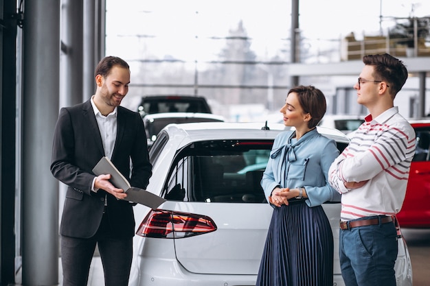 Família jovem, compra um carro