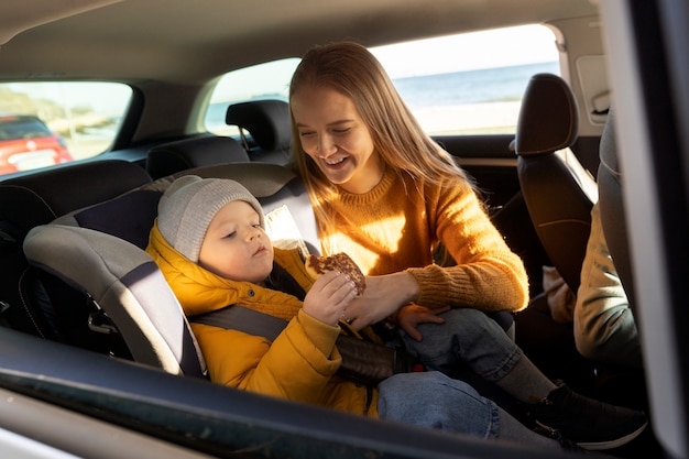 Família jovem curtindo sua viagem