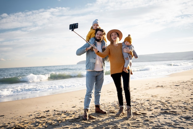 Foto grátis família jovem curtindo sua viagem