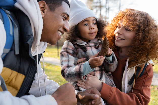 Foto grátis família jovem curtindo viagens