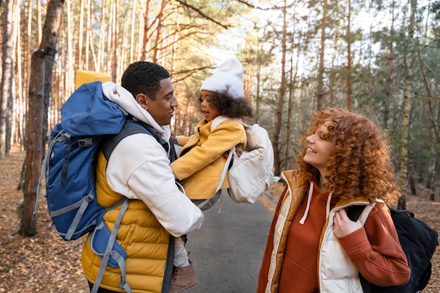 Foto grátis família jovem curtindo viagens