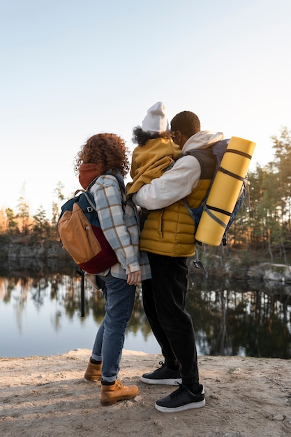 Família jovem curtindo viagens