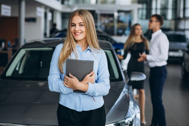 Família jovem, escolhendo um carro em uma sala de exposições