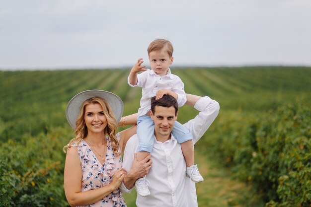 Família jovem feliz pai, mãe e filho parece feliz no parque