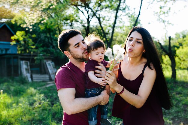 Família jovem no campo curtindo a natureza