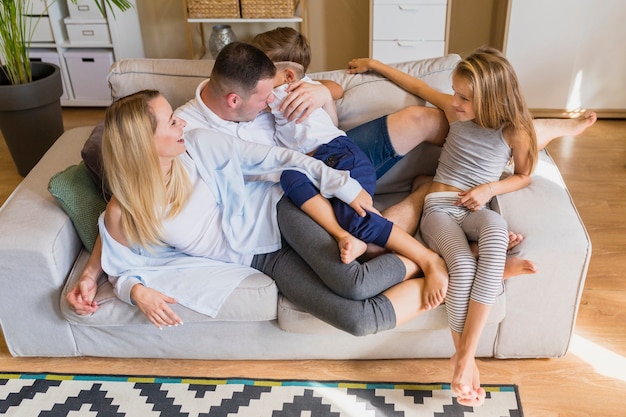 Família jovem olhando um ao outro