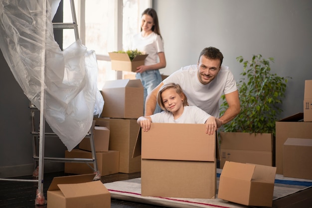 Foto grátis família jovem se mudando para uma nova casa