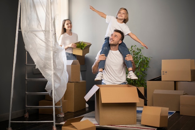 Foto grátis família jovem se mudando para uma nova casa