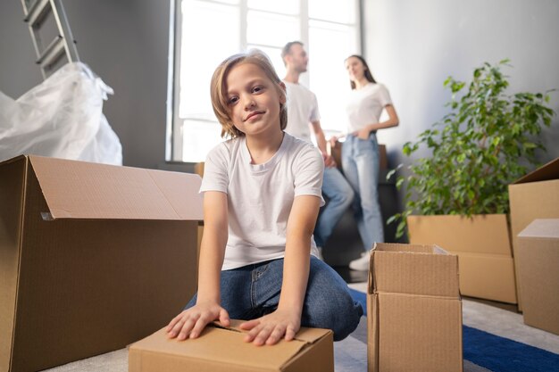 Família jovem se mudando para uma nova casa