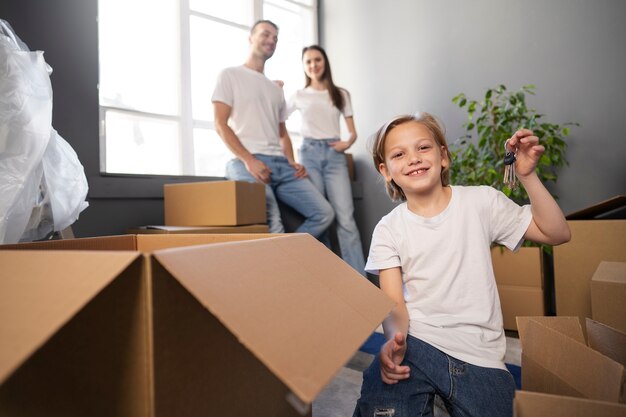 Família jovem se mudando para uma nova casa