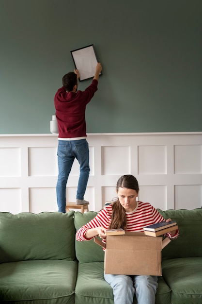 Foto grátis família jovem se mudando para uma nova casa