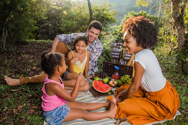 Família jovem tendo um piquenique