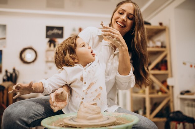 Família junta fabricando em uma aula de cerâmica