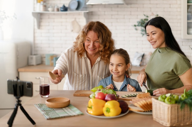 Foto grátis família lgtbiq curtindo a vida junta