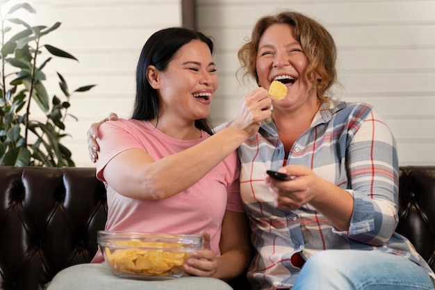 Foto grátis família lgtbiq curtindo a vida junta