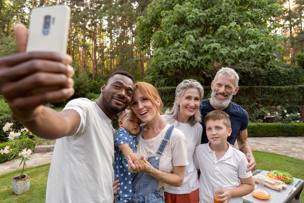 Foto grátis família média tirando selfie