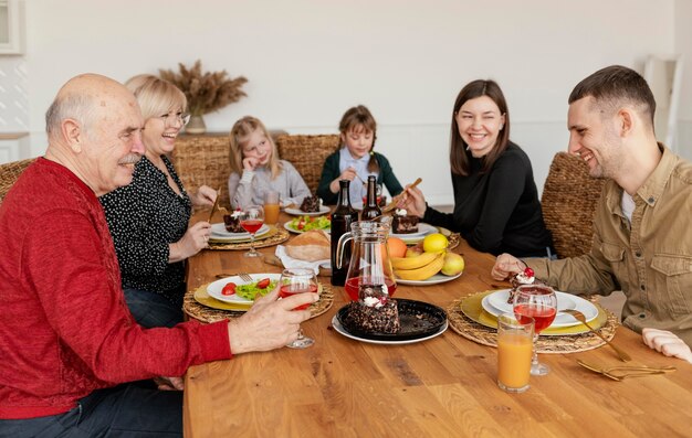 Família mediana comendo