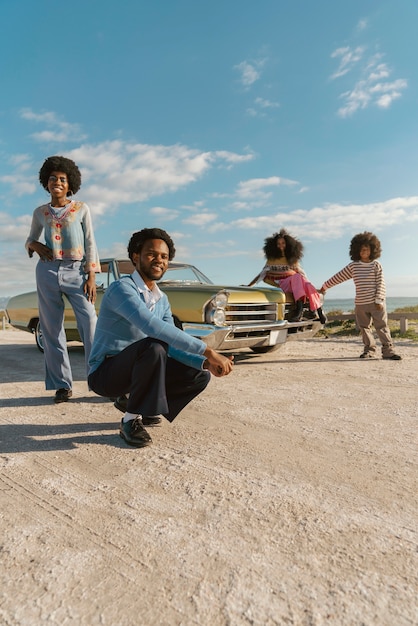 Foto grátis família moderna em estilo retrô, passar um tempo juntos