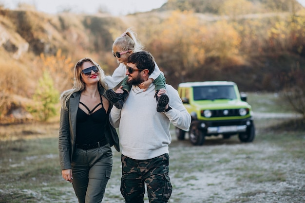 Foto grátis família moderna jovem viajando de carro e parou para passear no parque