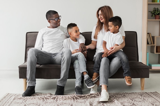 Foto grátis família multicultural a passar tempo juntos no sofá