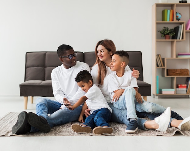 Família multicultural feliz se divertindo juntos dentro de casa