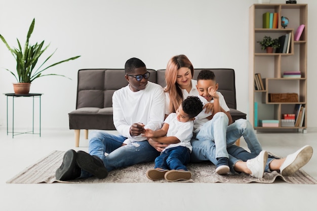 Foto grátis família multicultural feliz se divertindo juntos