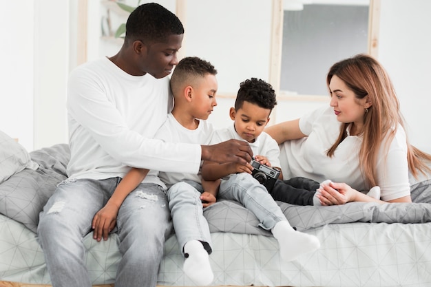 Família multicultural jogando em casa