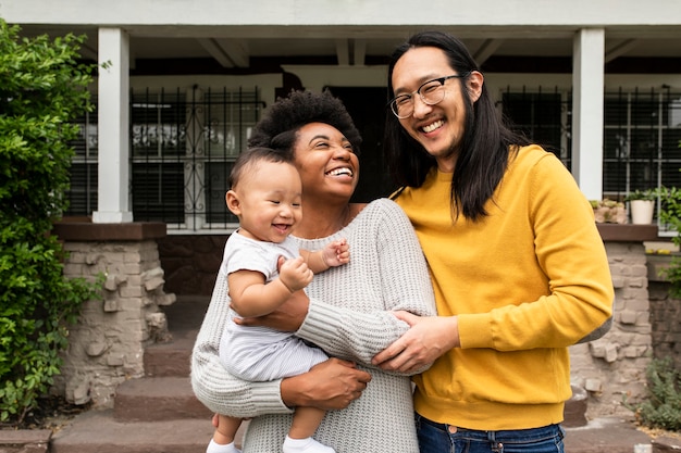 Família multiétnica feliz em frente à casa durante o bloqueio covid19