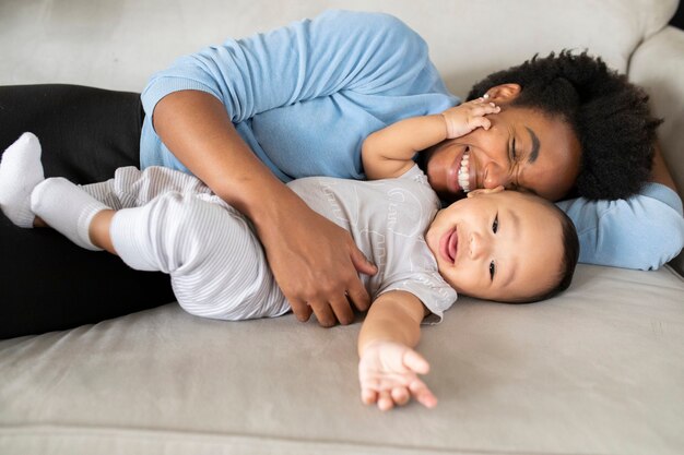 Família multiétnica feliz passando um tempo juntos no novo normal