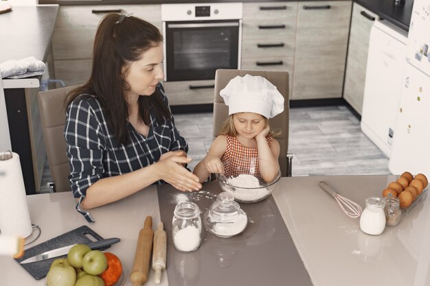 Família na cozinha cozinha a massa para biscoitos