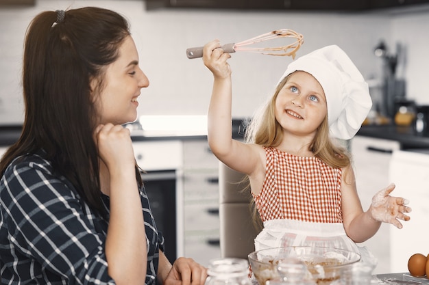 Família na cozinha cozinha a massa para biscoitos