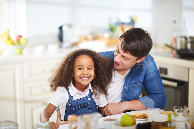 Foto grátis família na cozinha