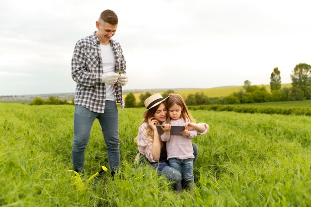 Família na fazenda com tablet